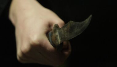 Mažeikiuose peiliu sužalotas senolis, įtariami du jaunuoliai