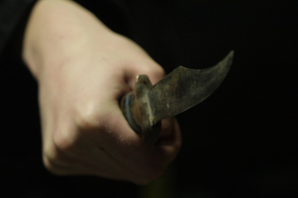 Mažeikiuose peiliu sužalotas senolis, įtariami du jaunuoliai