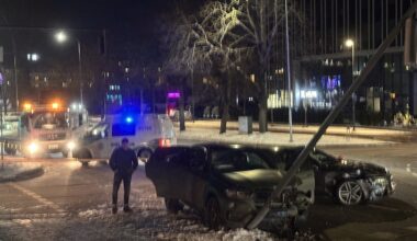 Vilniuje susidūrė du automobiliai, nuverstas stulpas
