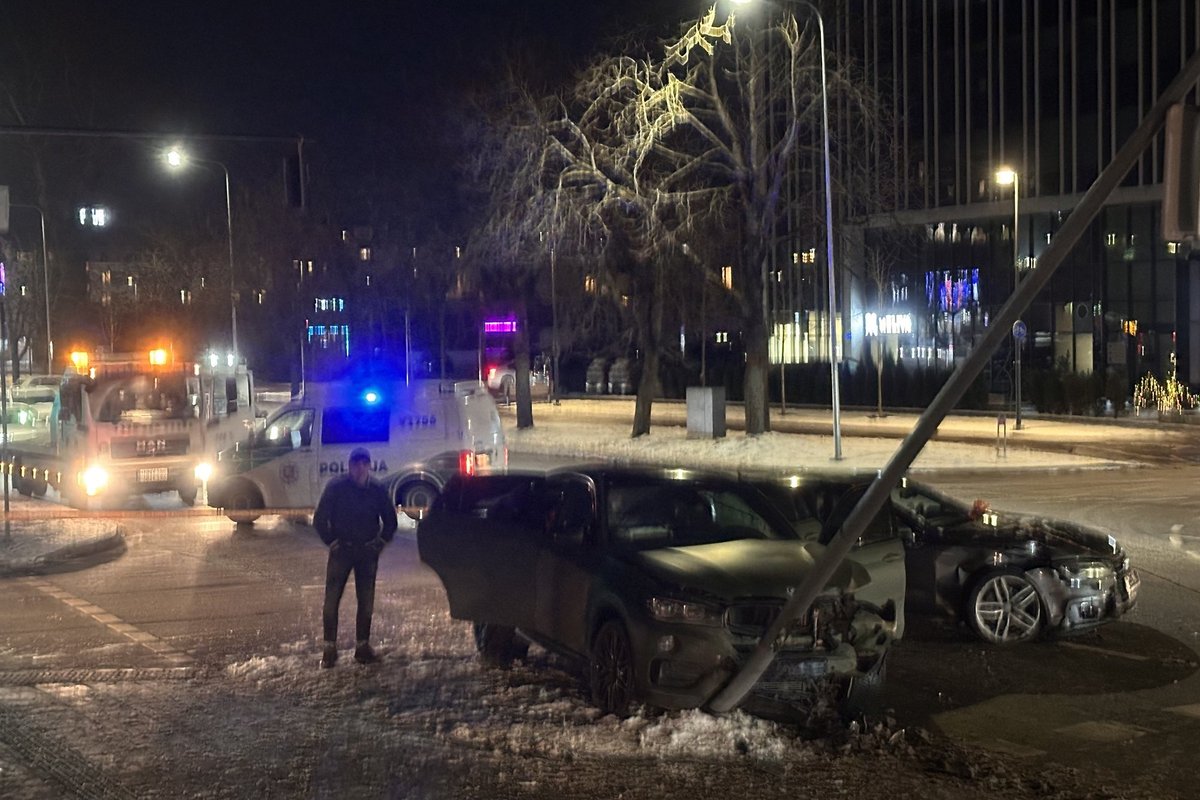 Vilniuje susidūrė du automobiliai, nuverstas stulpas