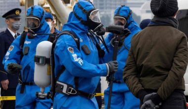 Japonijoje peiliu ir neaiškiu skysčiu sužalota 14 žmonių