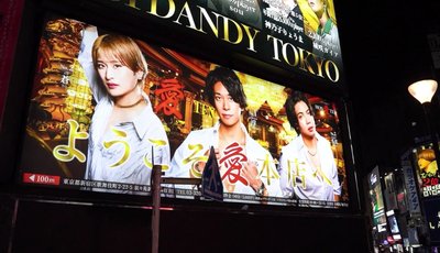 Dėl gražių vyrų dėmesio įklimpsta į skolas 