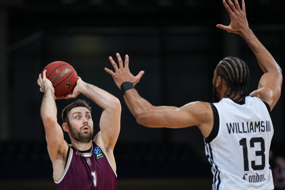 Iš dviženklės duobės lipęs „Lietkabelis“ krito namuose ir pratęsė nesėkmių seriją - Delfi