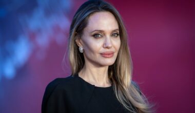 Angelina Jolie pirmąkart parodė krūtų šalinimo randus