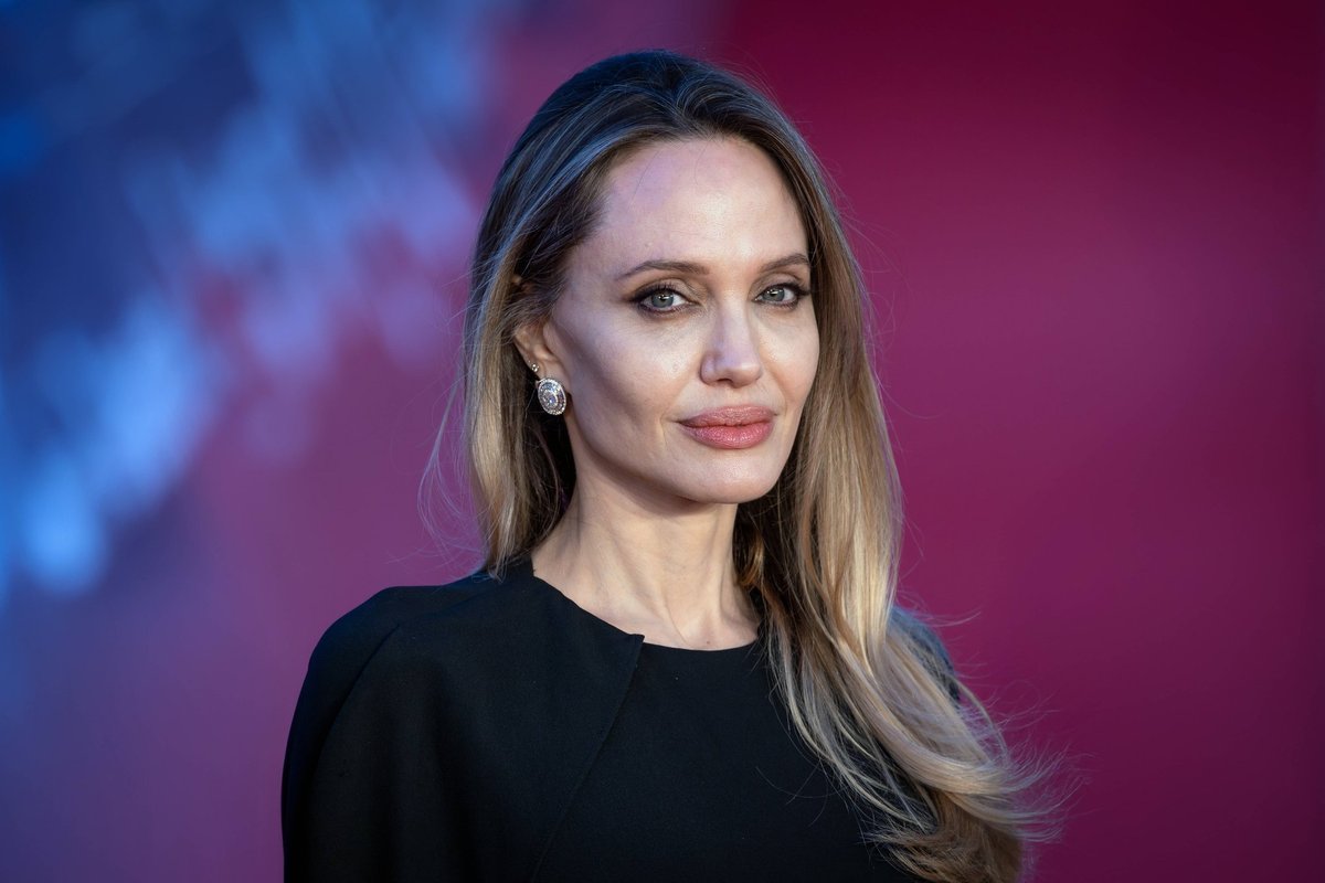Angelina Jolie pirmąkart parodė krūtų šalinimo randus