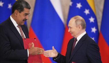 Vladimiras Putinas pasikalbėjo su Nicolas Maduro, išreiškė jam savo paramą