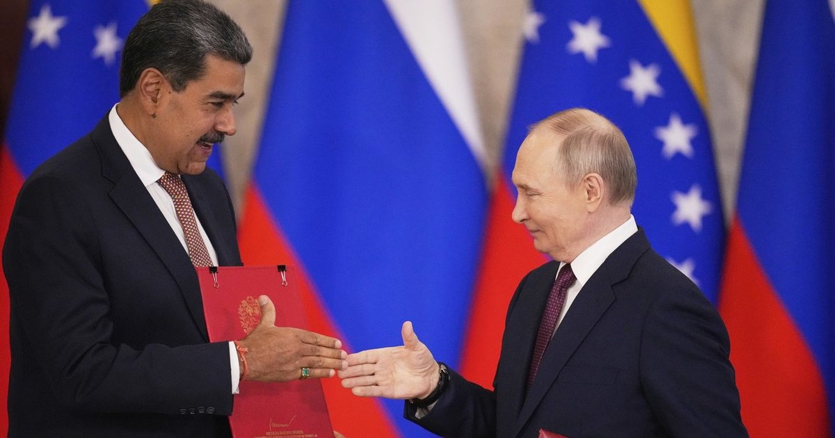 Vladimiras Putinas pasikalbėjo su Nicolas Maduro, išreiškė jam savo paramą