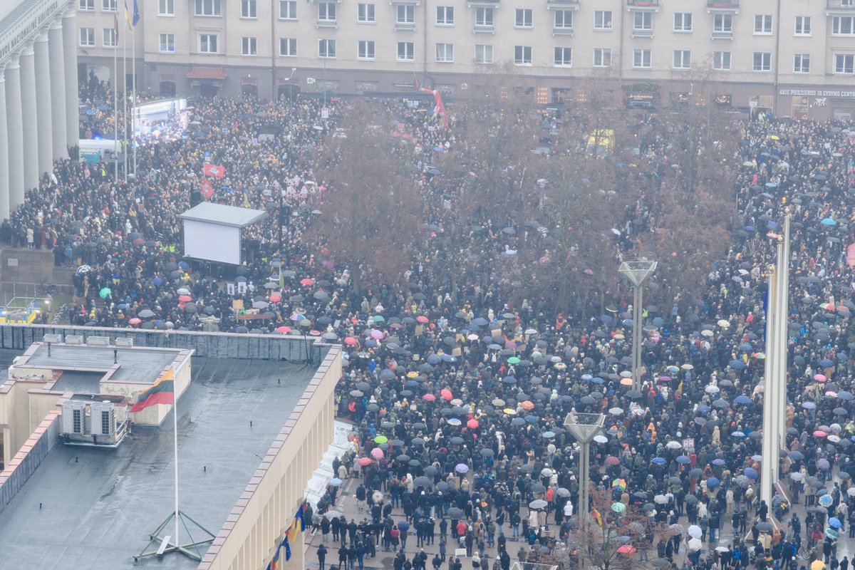 Vilniuje prie Seimo – didžiulis protestas „Šalin rankas nuo laisvo žodžio“ - Delfi