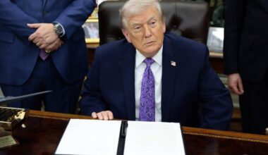 Trumpas „suteikė malonę“ įkalintai JAV rinkimų neigėjai, nors neturi tam galių