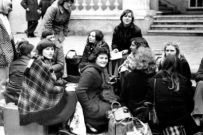 Ach, jau ta greit praeinanti jaunystė! Ją visada miela ir smagu prisiminti. 1975 m. VU žurnalistikos studentai laukia išvykimo į kolūkį prie dabartinės Prezidentūros, tuometinių Menininkų namų.