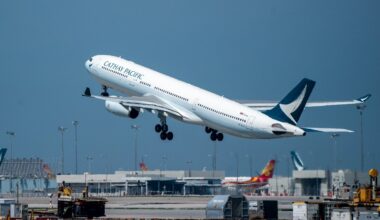 Keleivis mėgino atidaryti iš Bostono į Honkongą skrendančio lėktuvo duris