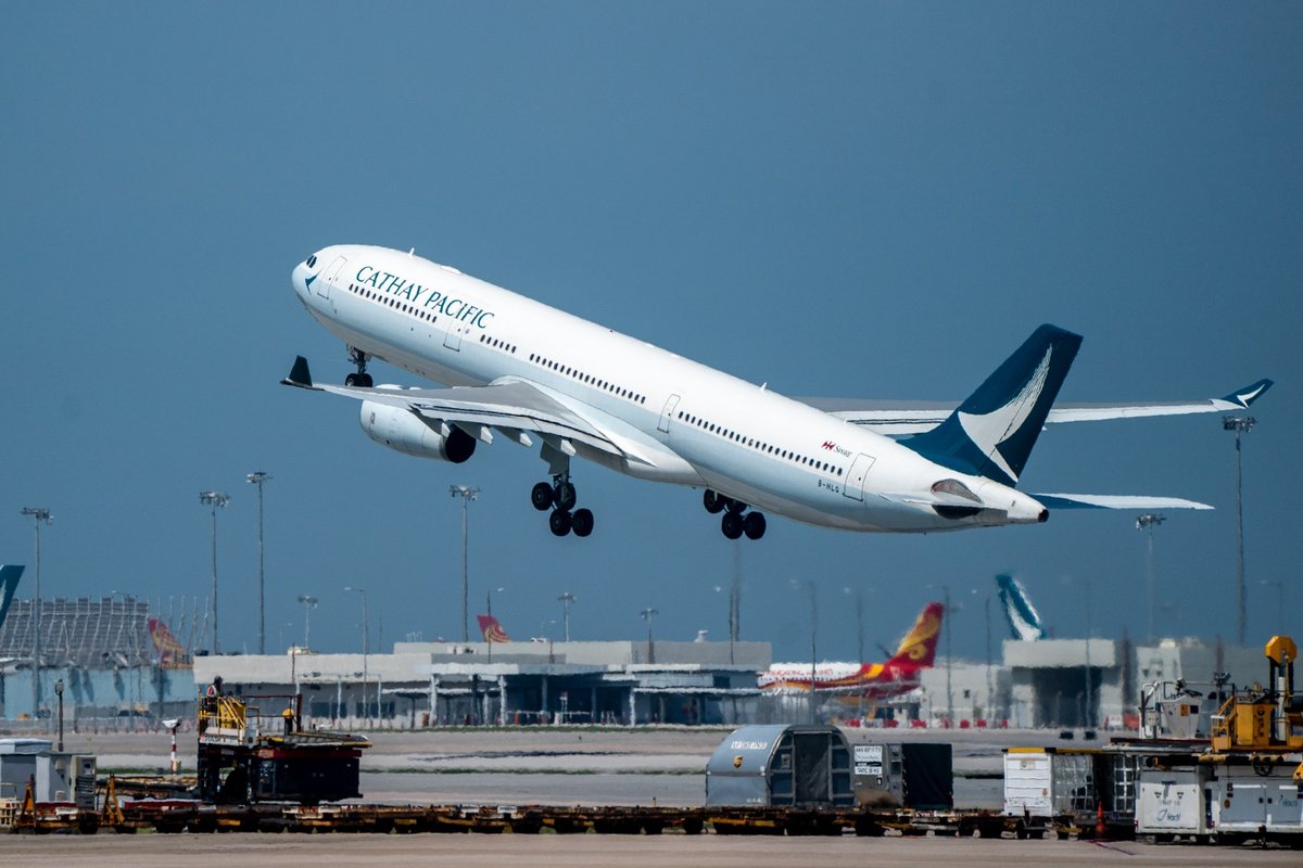 Keleivis mėgino atidaryti iš Bostono į Honkongą skrendančio lėktuvo duris