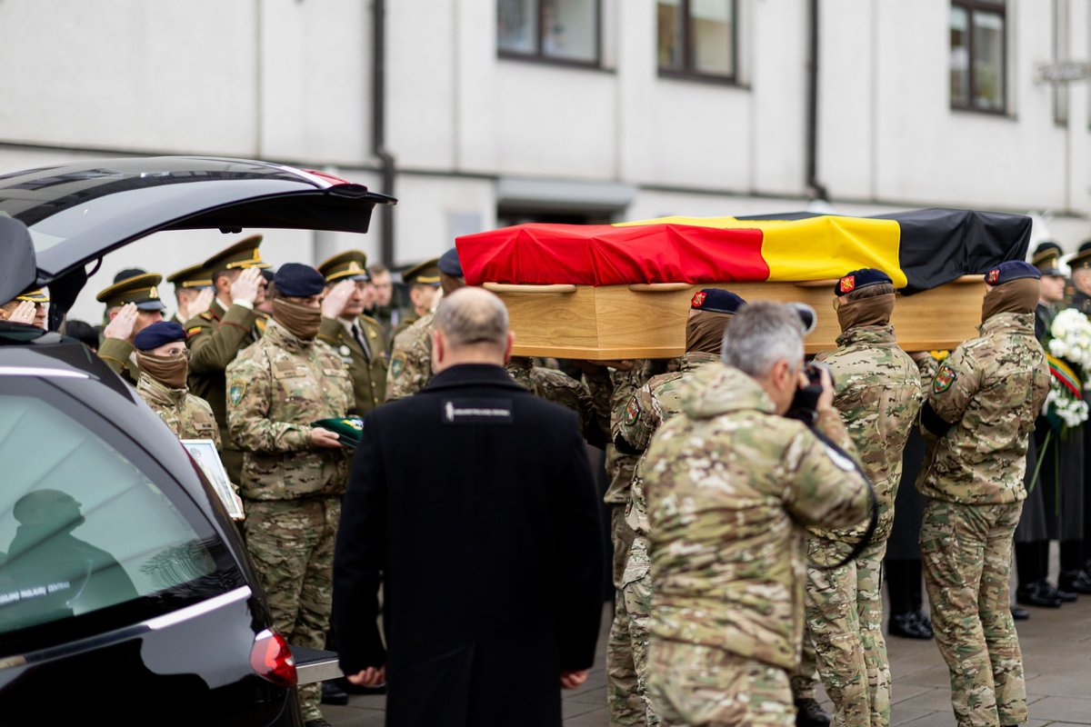 Žuvusį bendražygį belgų kariai prisimena su ypatinga šiluma