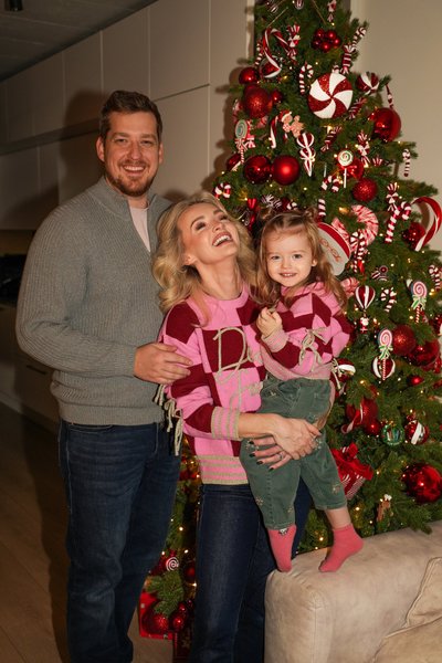 Ugnė Siparė su vyru Mariumi ir dukrele Uma.