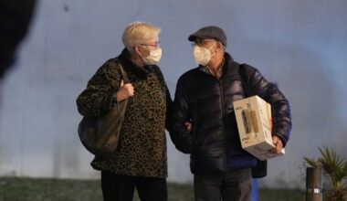 Europoje plinta „supergripas“: siūlo grąžinti kaukes, uždarytos kelios mokyklos