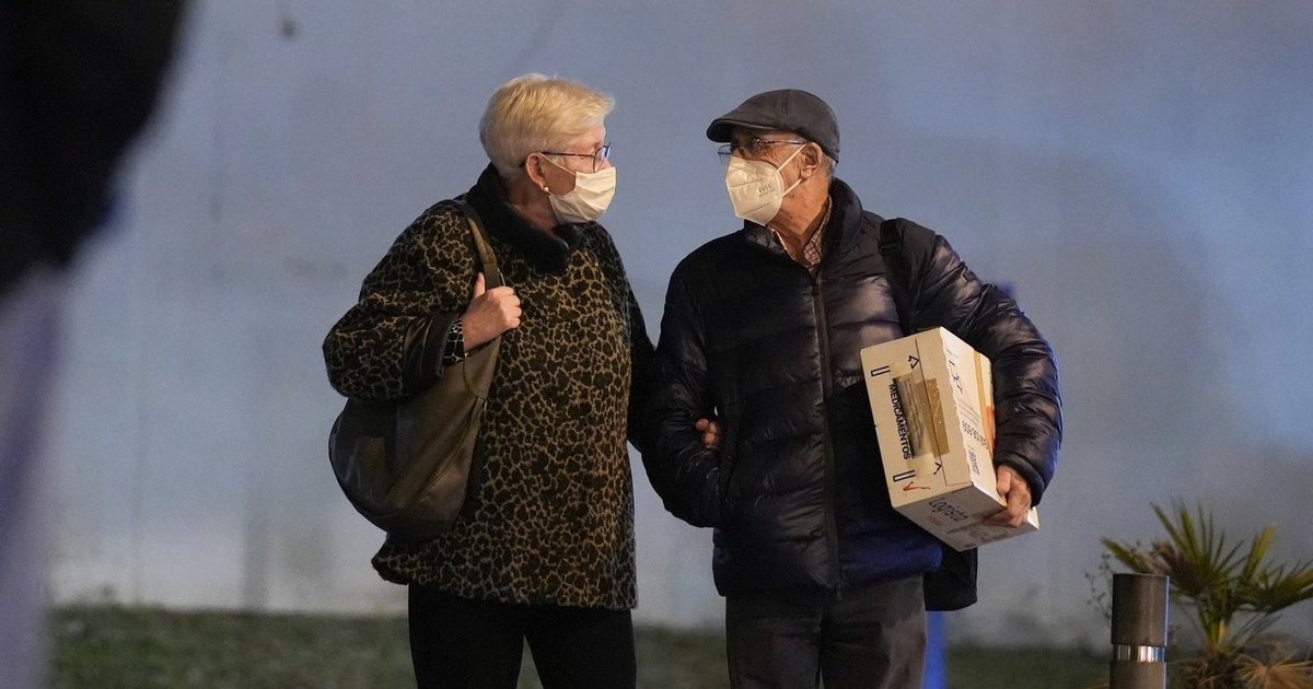 Europoje plinta „supergripas“: siūlo grąžinti kaukes, uždarytos kelios mokyklos