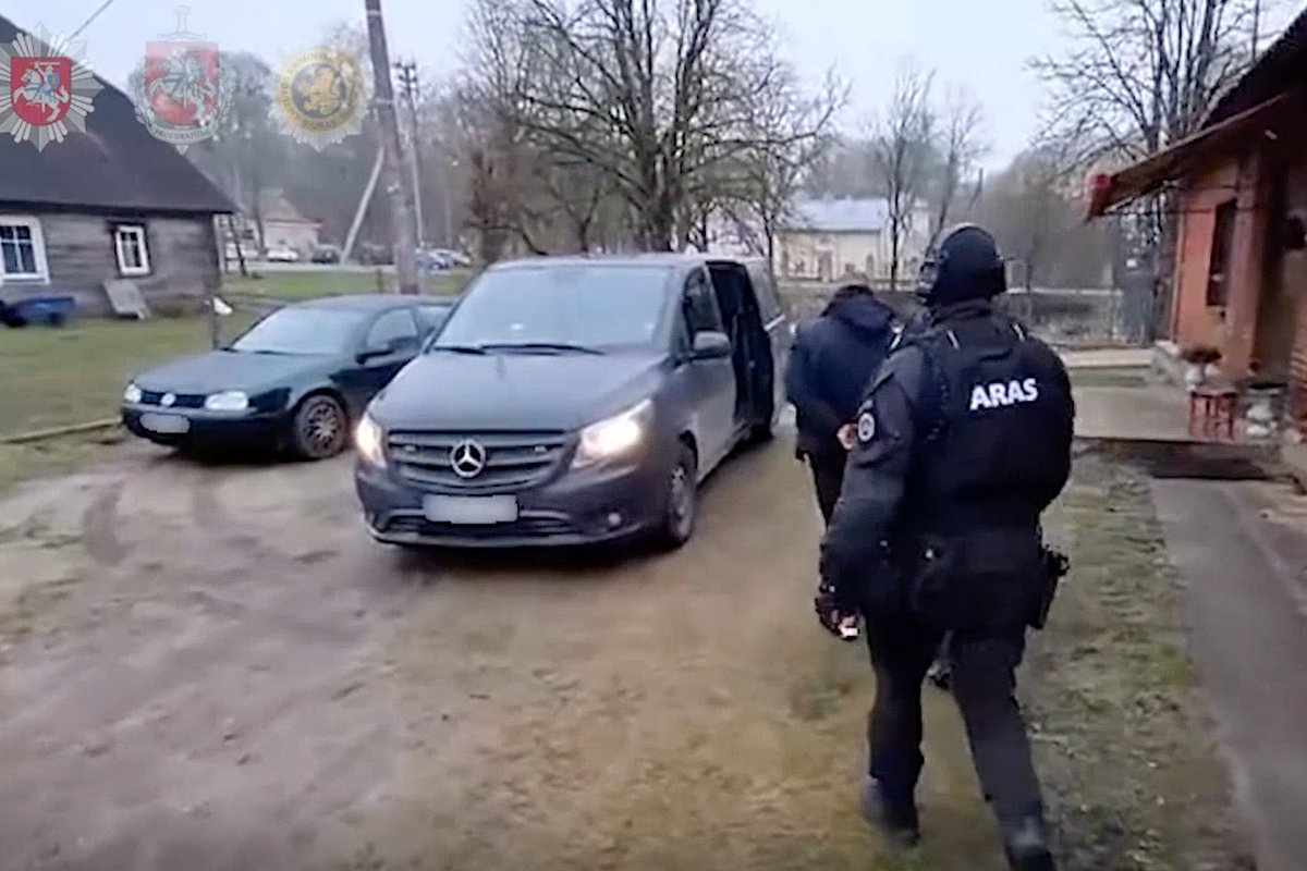 Ryžtingas policijos smūgis kontrabandininkams – sulaikyti organizatoriai, atlikta 80 kratų