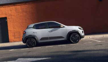 Vienas įperkamiausių elektromobilių „Dacia Spring“ sulaukė patobulinimų ir žemesnių kainų