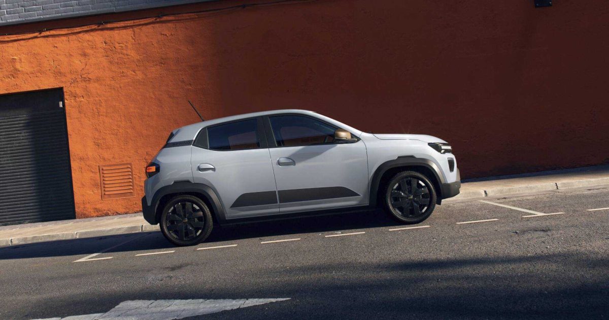 Vienas įperkamiausių elektromobilių „Dacia Spring“ sulaukė patobulinimų ir žemesnių kainų