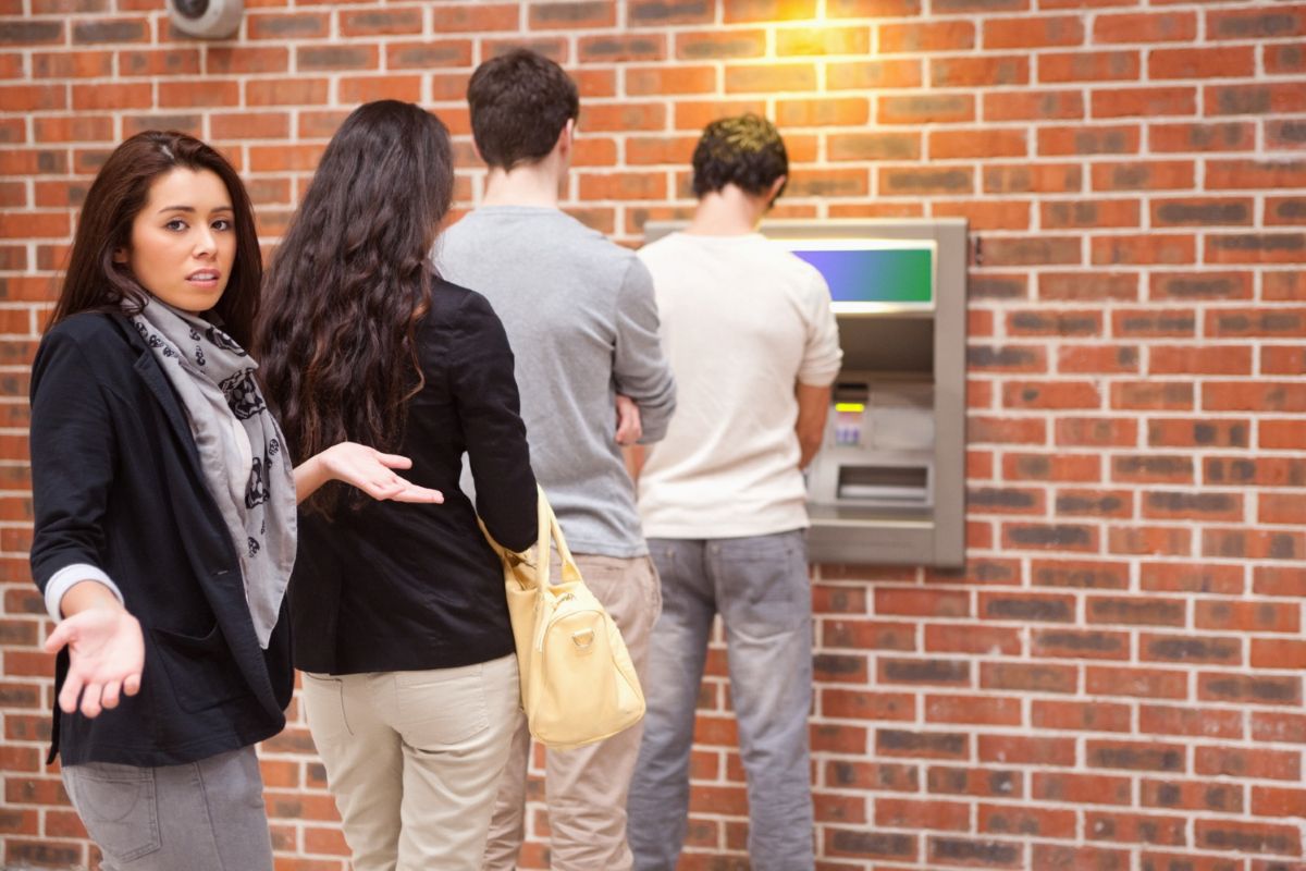 Eilės prie bankomatų