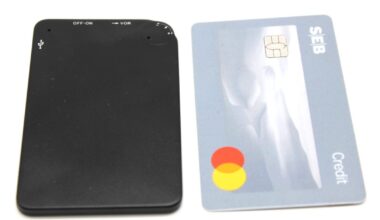 SEB klientai – panikoje: banko išduodamos kortelės iškėlė rimtų klausimų, žmonės nežino ką daryti