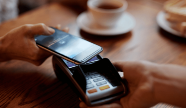 Bankas sustabdė pavedimą draugui: 50 eurų pervedimas sukėlė visišką chaosą, moteris to nesitikėjo