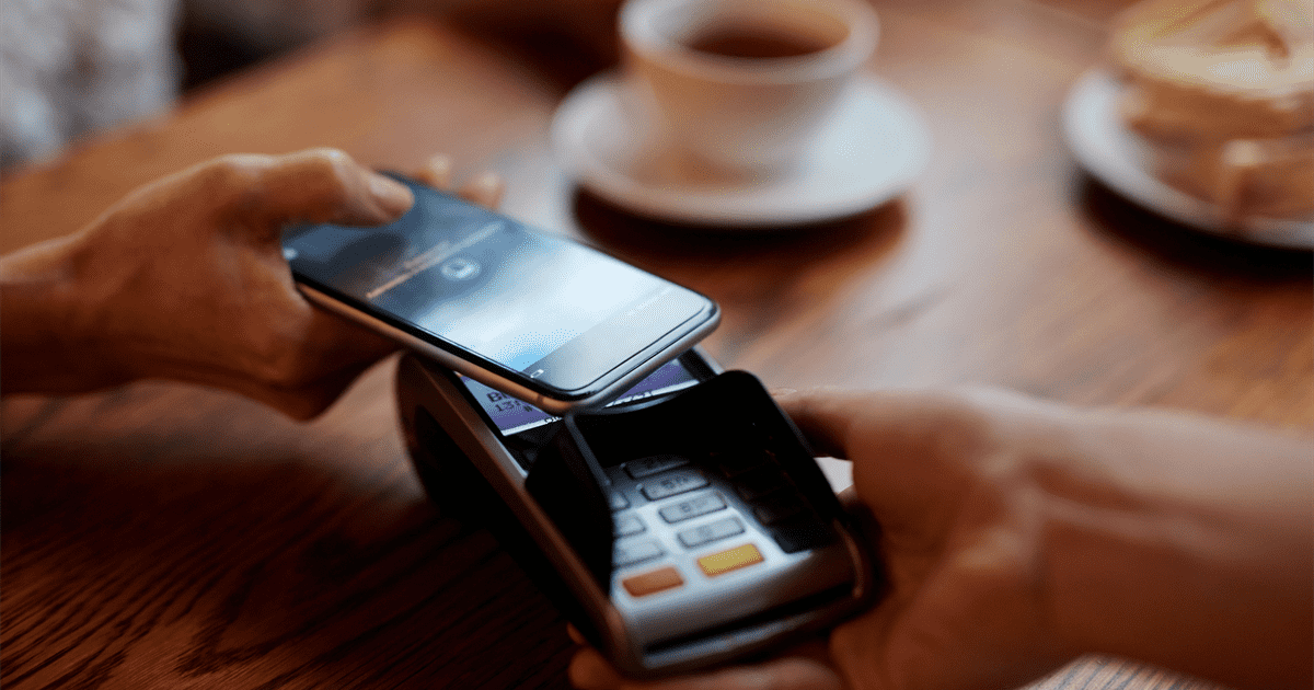 Bankas sustabdė pavedimą draugui: 50 eurų pervedimas sukėlė visišką chaosą, moteris to nesitikėjo