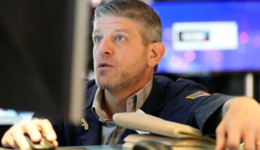 Pasaulio biržos: viena kompanija pasėjo išsipardavimą technologijų sektoriuje