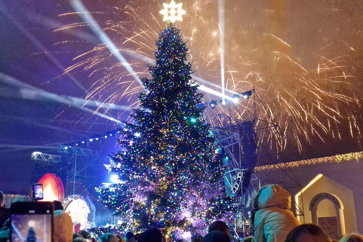 Klaipėdoje įžiebus Kalėdų eglę minia nuščiuvo: įspūdinga