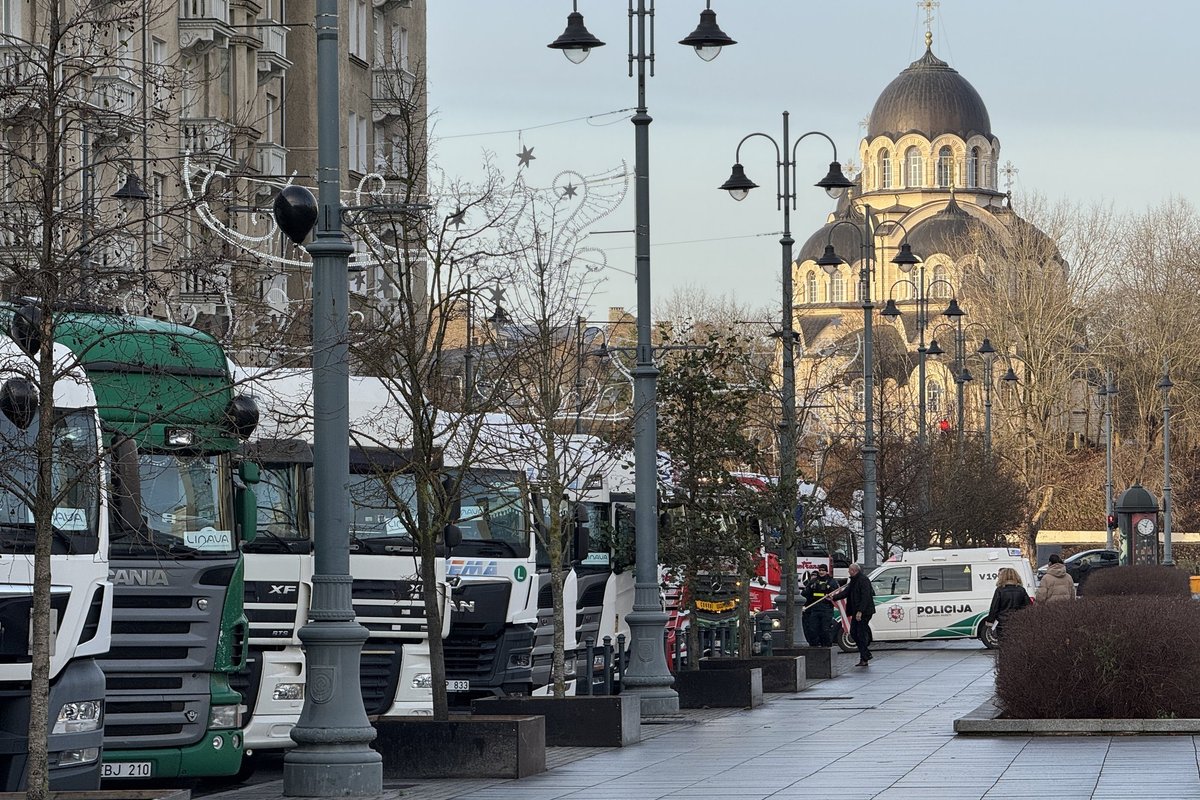 Gedimino prospekte – vilkikai: „Linava“ organizuoja vežėjų protestą - Delfi