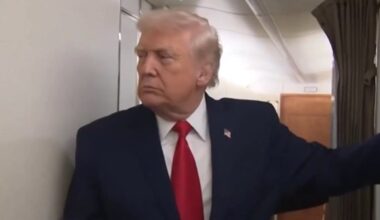 Incidentas Trumpo lėktuve: darbuotojas nustūmė jį durimis