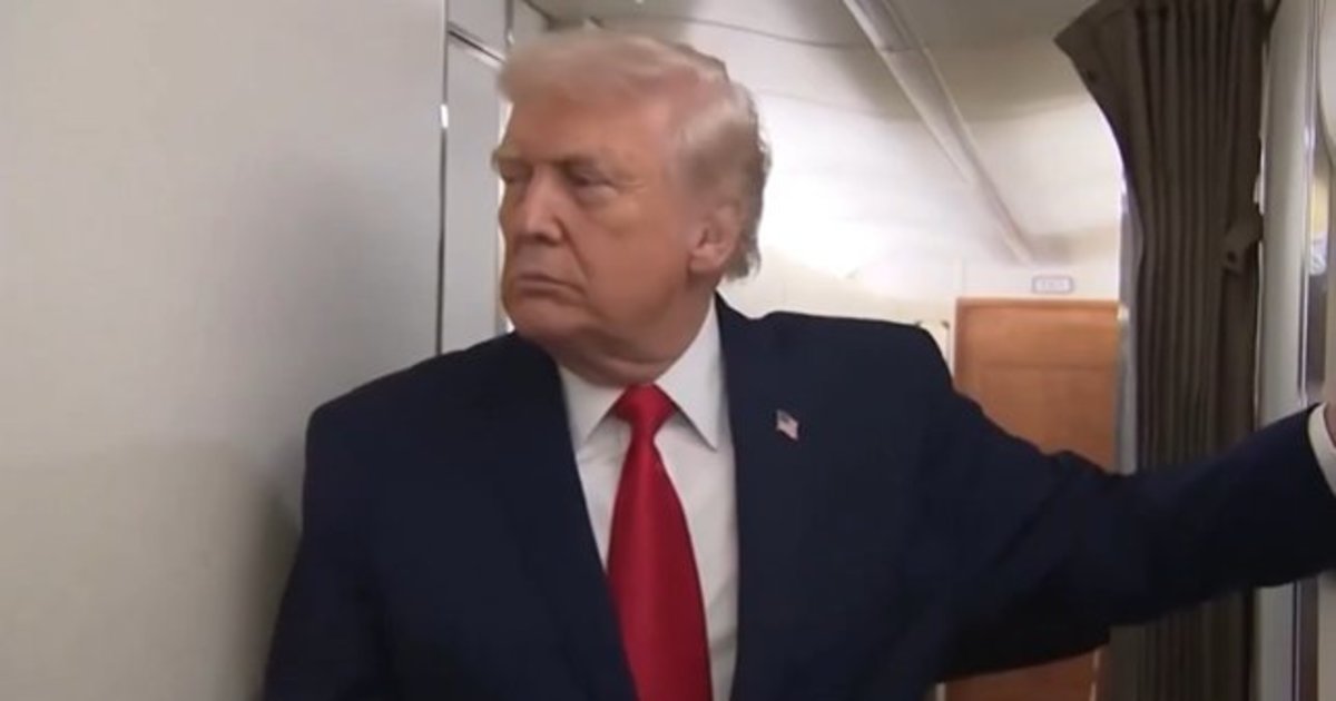 Incidentas Trumpo lėktuve: darbuotojas nustūmė jį durimis