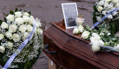 Dešimtys jaunų žmonių prie Seimo protestuoja prieš valdančiųjų veiksmus, „laidojo“ valstybę