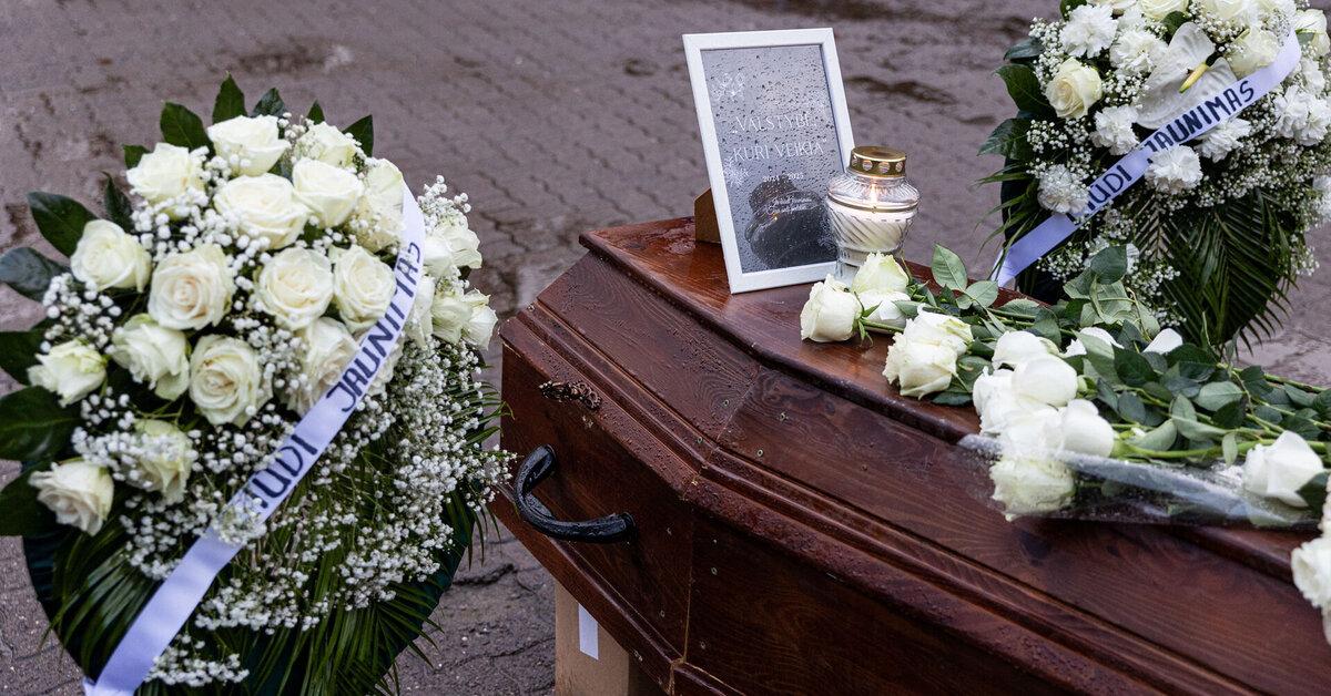 Dešimtys jaunų žmonių prie Seimo protestuoja prieš valdančiųjų veiksmus, „laidojo“ valstybę