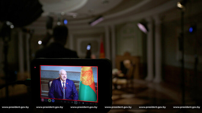 Baltarusijos prezidento kanceliarijos nuotr./Aliaksandras Lukašenka duoda interviu „Newsmax“ laidai