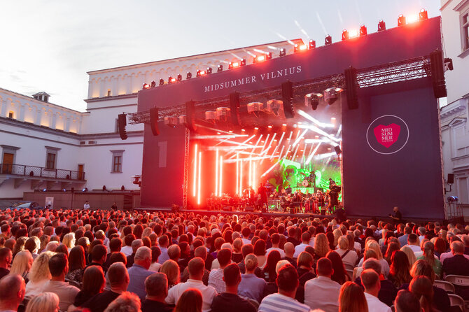 Patricija Adamovič / BNS/Andrius Mamontovas su Modesto Pitrėno diriguojamu orkestru „Midsummer Vilnius“ festivalyje