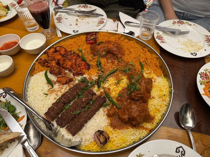 Asmeninio albumo nuotr./Aviena ir vištiena „Al Khayma“ restorane