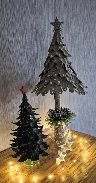 Abi šias egles Agnė gamino iš kiaušinių dėžučių