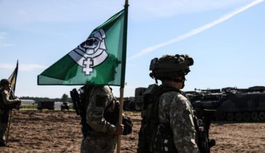 Karys baugino pavaldinį galva sulankstyti spintelę