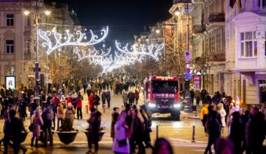 Vilniuje minios žmonių plūsta pasitikti Naujuosius metus - Delfi