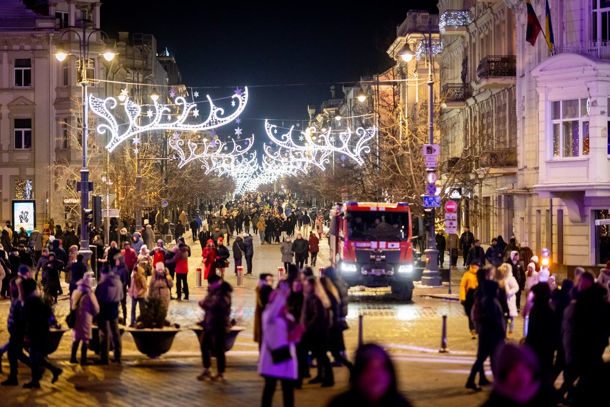 Vilniuje minios žmonių plūsta pasitikti Naujuosius metus - Delfi