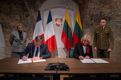 Pasirašyta sutartis dėl ratinių haubicų „CAESAR Mk II“ pirkimo