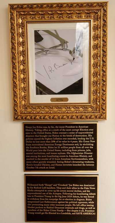 Trumpo administracija pasityčiojo iš Bideno ant Baltųjų rūmų įrengtoje lentoje