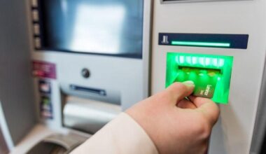 „Swedbank“ klientai neslepia įsiūčio: kilo masinis pasipiktinimas, bankomatai kelia galvos skausmą