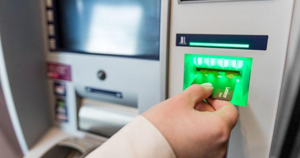 „Swedbank“ klientai neslepia įsiūčio: kilo masinis pasipiktinimas, bankomatai kelia galvos skausmą