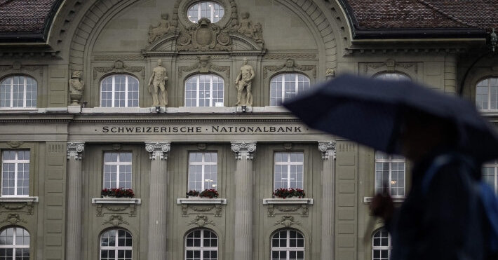 Šveicarijos bankas paliko galioti nulines bazines palūkanas, pagerino BVP prognozę | Verslas