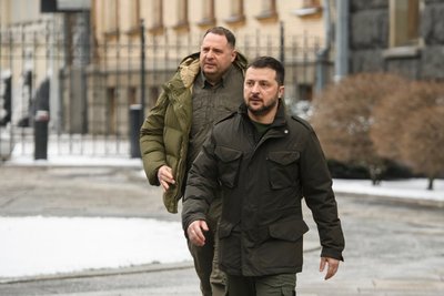 Ukrainos prezidento kanceliarijos vadovas Andrijus Jermakas (kairėje) ir Ukrainos prezidentas Volodymyras Zelenskis