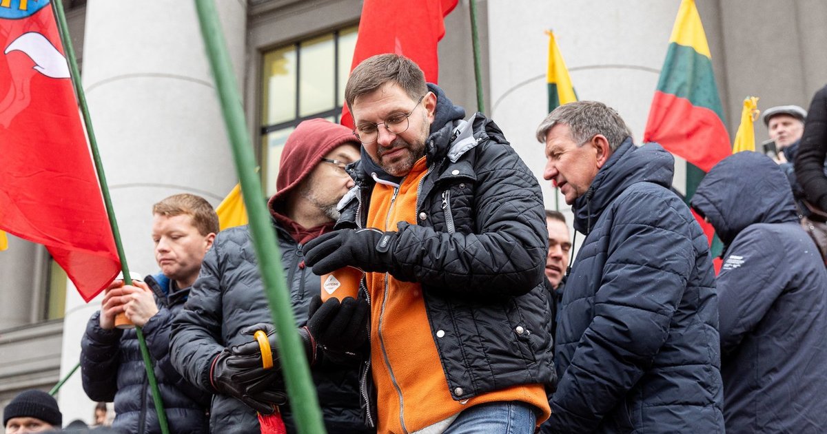 Konfliktas proteste prie Seimo: Celofanas trenkė Bartkevičiui