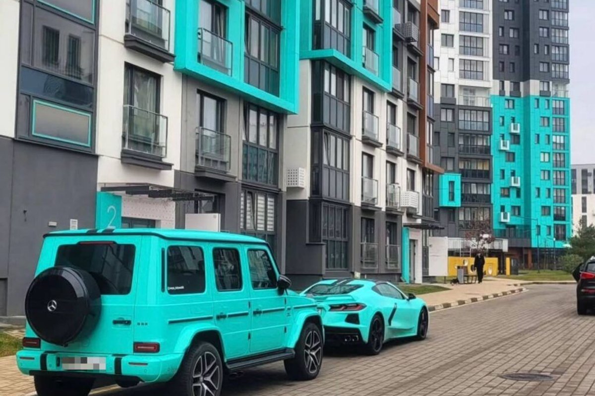 Nauja baltarusių „mada“ - automobilio spalva dera prie fasado