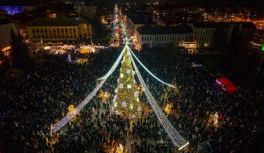Kalėdų eglės įžiebimas Marijampolėje skelbia: laikas sugrįžti į vaikystę